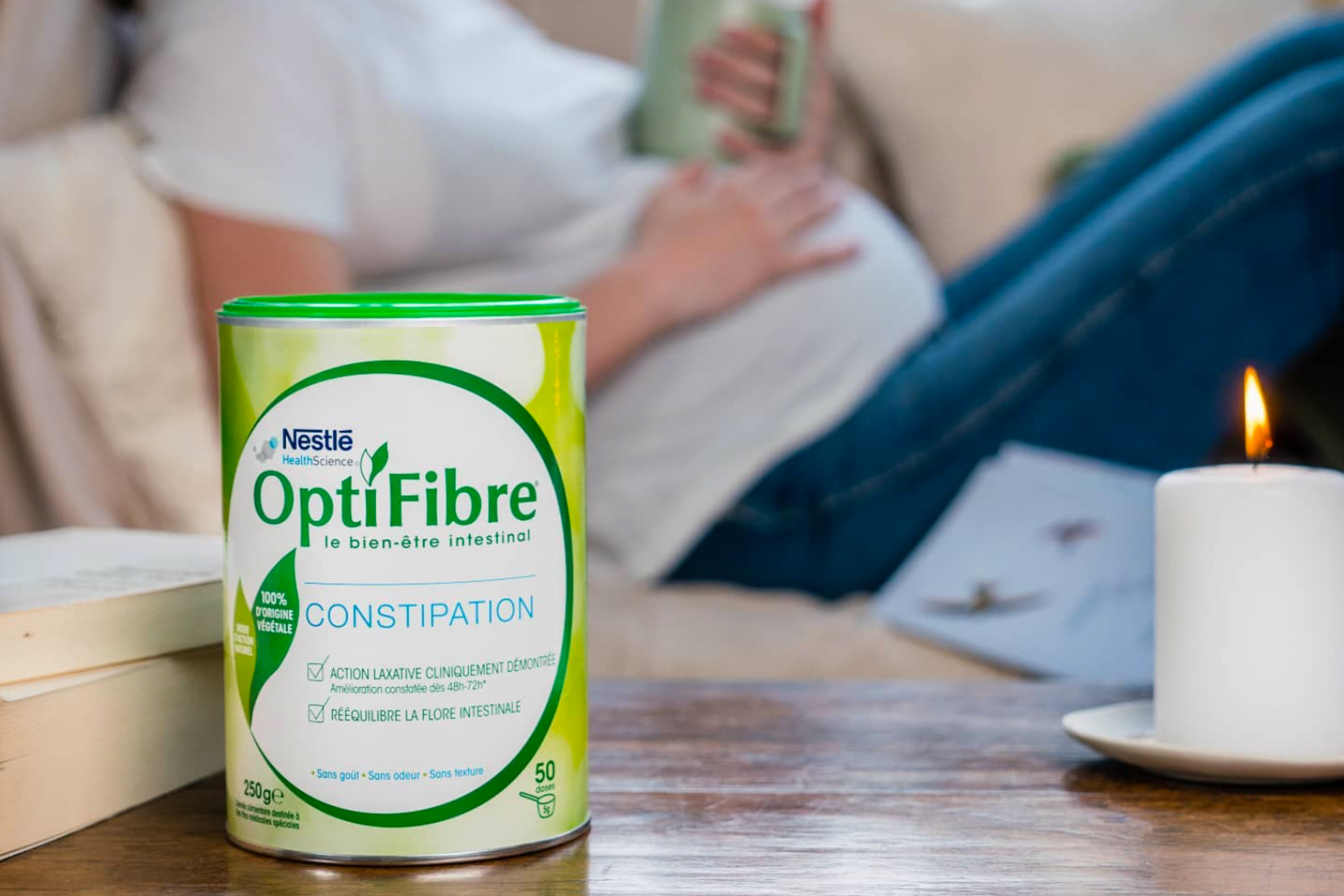 Femme enceinte avec pot d'Optifibre devant elle